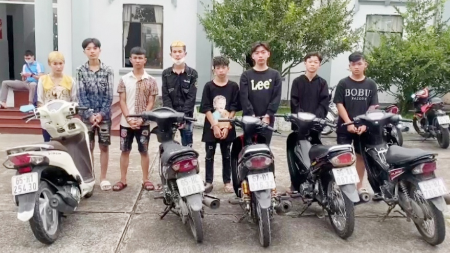 Công an Cần Thơ bắt 8 thiếu niên cướp xe máy lúc rạng sáng Công an Cần Thơ bắt 8 thiếu niên cướp xe máy lúc rạng sáng