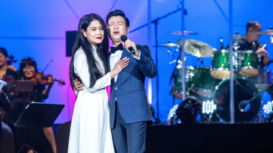 Vũ Thắng Lợi khiêu vũ cùng bà xã trong liveconcert "Hà Nội riêng tôi" 