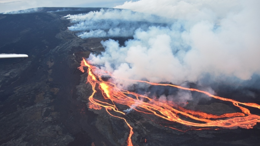 Người dân đổ xô đi xem dung nham núi lửa Mauna Loa ở Hawaii