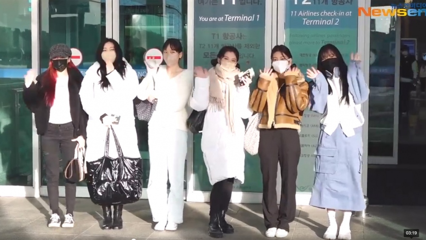 Korea girl band Momoland arrives in Vietnam for performance