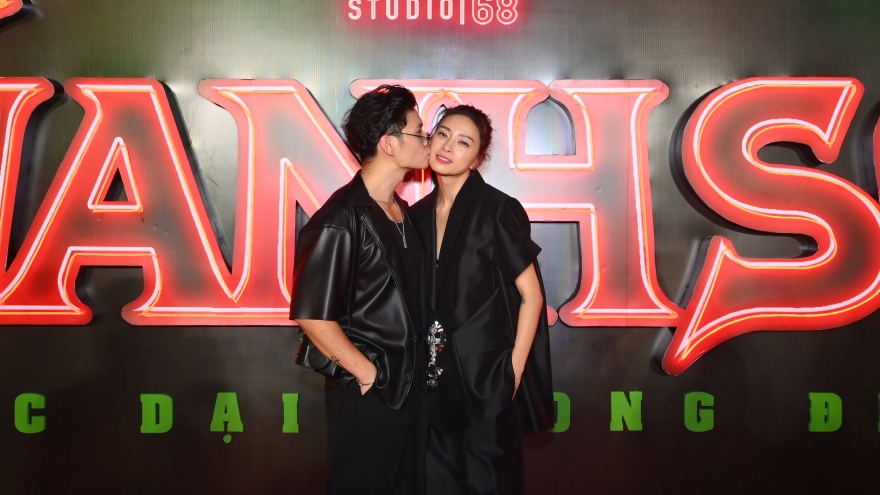Huy Trần hôn Ngô Thanh Vân ngay trên thảm đỏ phim "Thanh Sói"