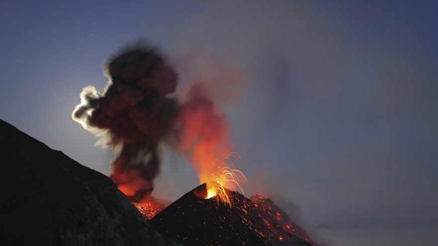 Núi lửa Stromboli ở Italy phun trào dữ dội, kéo theo sóng thần