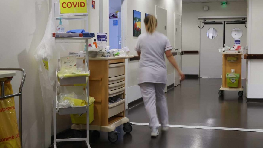 Pháp kêu gọi người dân tăng cường phòng dịch và tiêm vaccine ngừa Covid-19