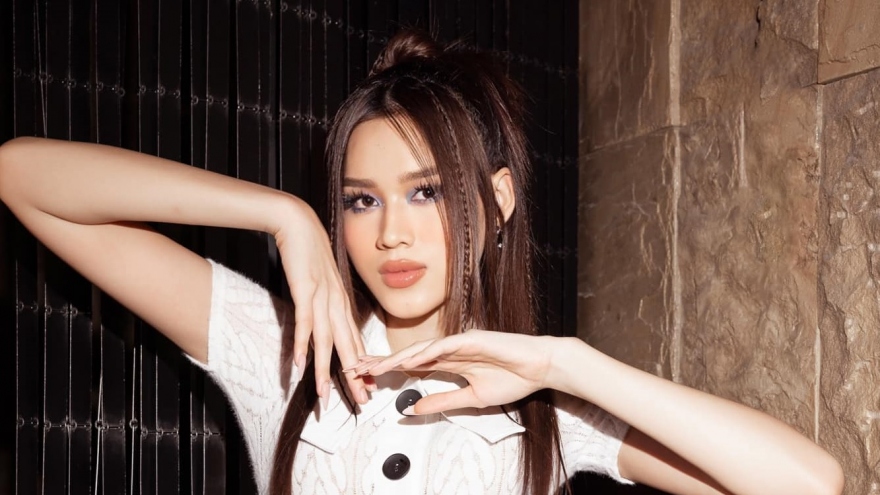 Hoa hậu Đỗ Thị Hà trang điểm mắt khói nhũ xanh, "lột xác" với phong cách "nổi loạn"