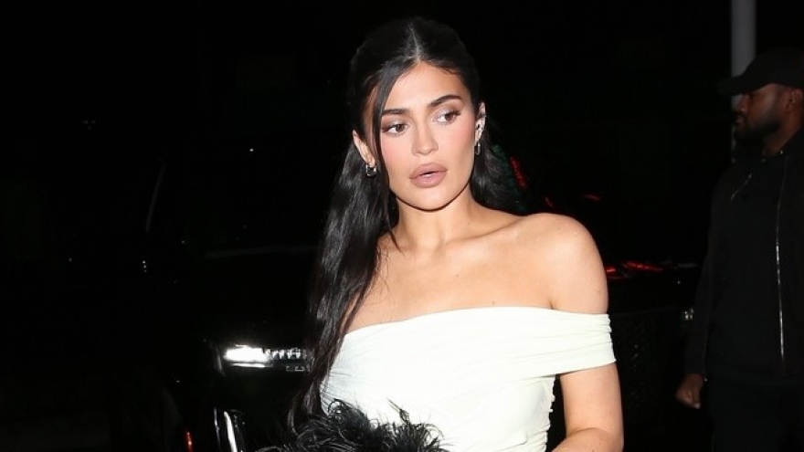 "Mẹ 2 con" Kylie Jenner diện đầm trễ vai nóng bỏng đi dự tiệc