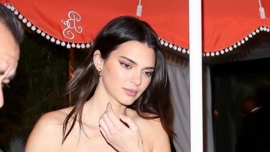 Kendall Jenner gợi cảm đi dự tiệc sau khi chia tay bạn trai cầu thủ