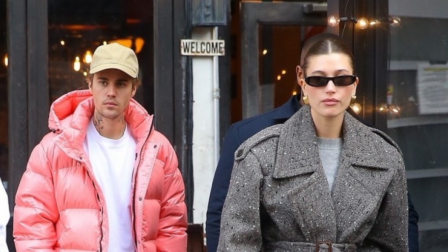 Justin Bieber diện áo hồng nổi bật, vui vẻ đi chơi cùng bà xã Hailey Baldwin