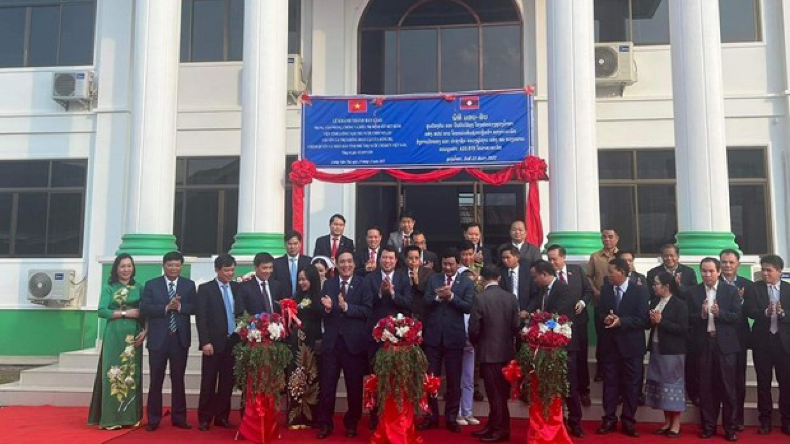Phu Tho province hands over anti-malaria centre to Lao locality
