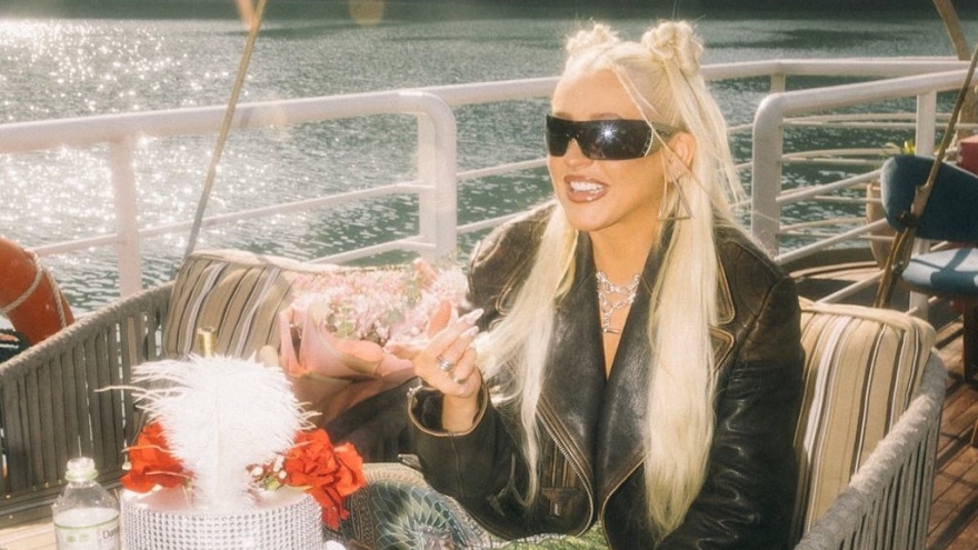 Christina Aguilera celebrates 42nd birthday in Ha Long Bay