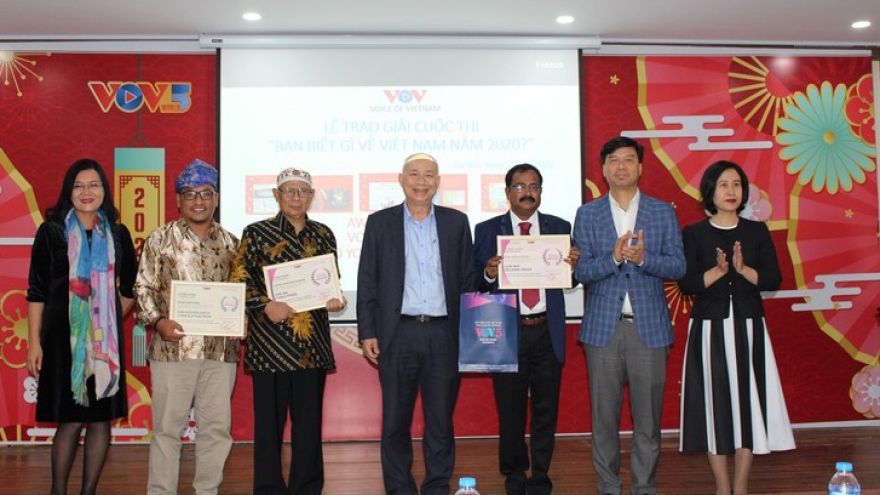 Awards presented to “What do you know about Vietnam?” contest winners