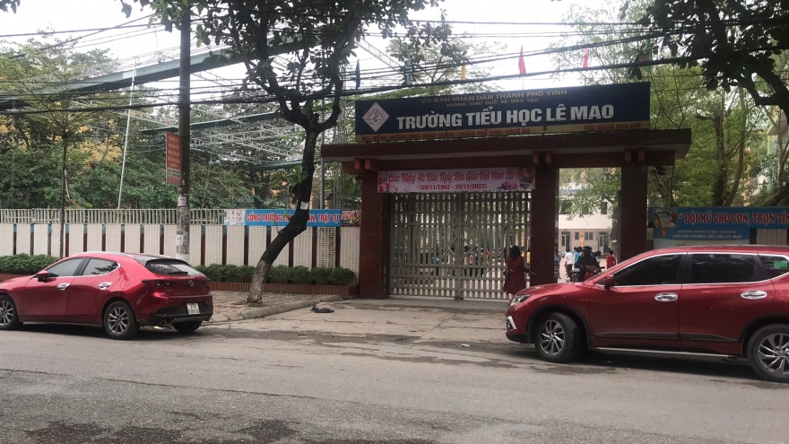 Nhiều học sinh ở Nghệ An khó thở, nhập viện vì món đồ chơi hình khẩu súng