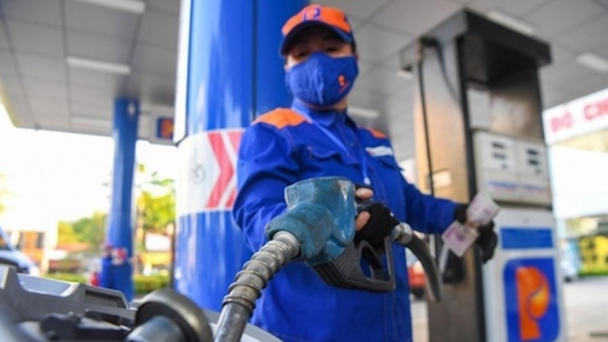 Petrol prices fall to one-year low of more than VND20,000/litre