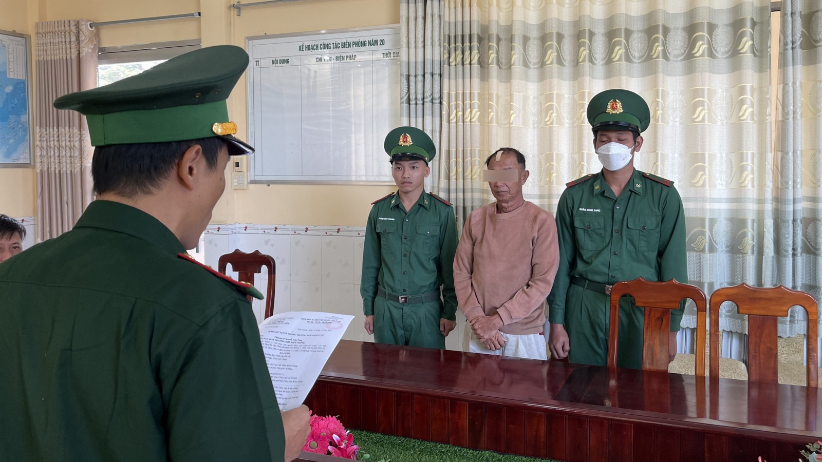Bắt đối tượng tổ chức đưa người xuất cảnh trái phép sang Campuchia