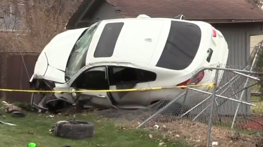 Nhân viên bán xe đâm BMW X6 M vào nhà khi lái thử