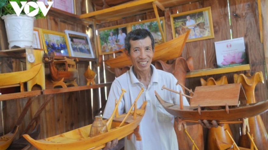 Making handicraft boats, new direction for boat building village in Dong Thap