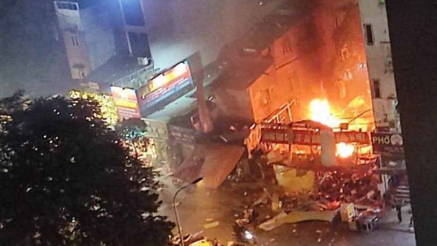 Nổ lớn gây cháy cửa hàng sửa xe máy tại Hà Nội