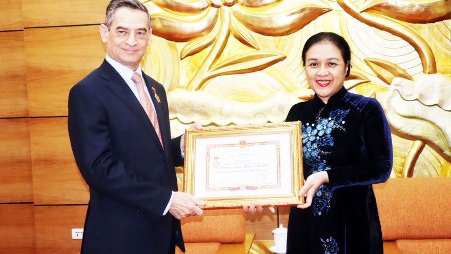 Tặng Kỷ niệm chương ghi nhận đóng góp của Đại sứ Chile tại Việt Nam
