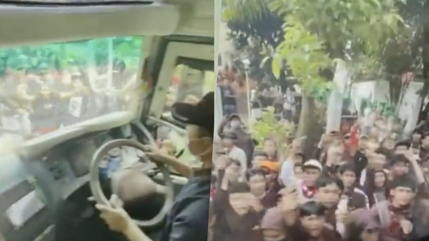 HLV Polking thất vọng khi ĐT Thái Lan bị CĐV Indonesia đập phá xe buýt