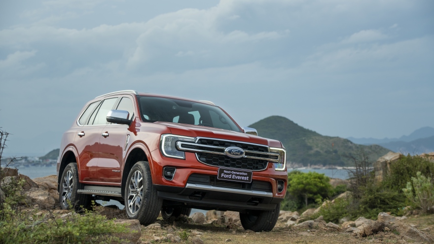 Ford Everest Titanium 4x2 được trang bị thêm công nghệ an toàn, giá gần 1,3 tỷ đồng