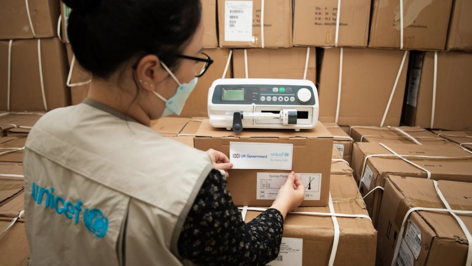 UK Government, UNICEF provide medical equipment of £500,000 to Vietnam