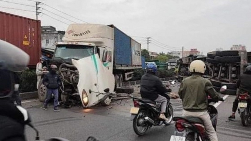 Nhiều xe container đâm liên hoàn trên Quốc lộ 5, 3 người thương vong