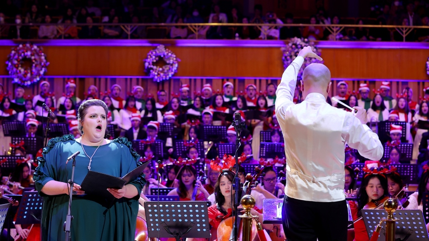 Ca sĩ opera người Thuỵ Điển Asa Jager gây ấn tượng trong VNAMYO Christmas concert