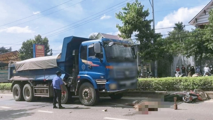 Va chạm với xe ben, một học sinh tử vong ở Ninh Thuận  