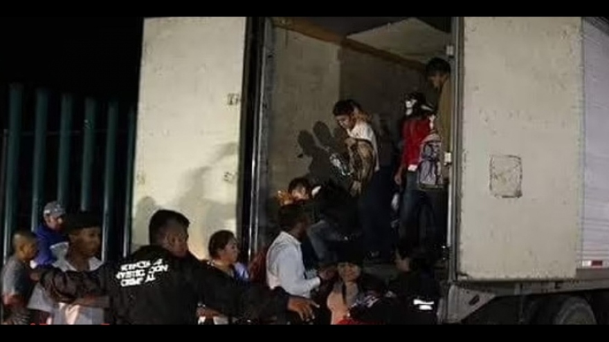 Cảnh sát biên giới Romania chặn 2 xe tải chở người di cư trái phép