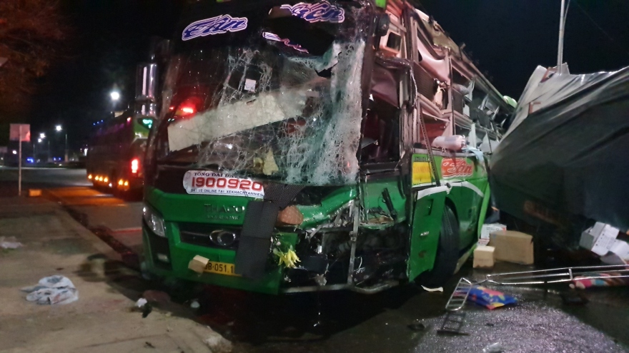 Dozens injured in bus collision in southern Vietnam 