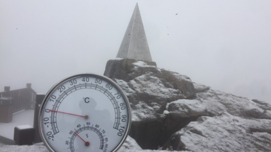 Temperature falls below zero, snow covers Fansipan Mt peak