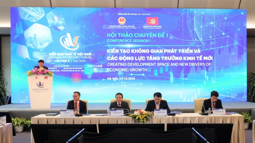 Chuyên gia kinh tế thảo luận giải pháp đối phó với khó khăn trong năm 2023