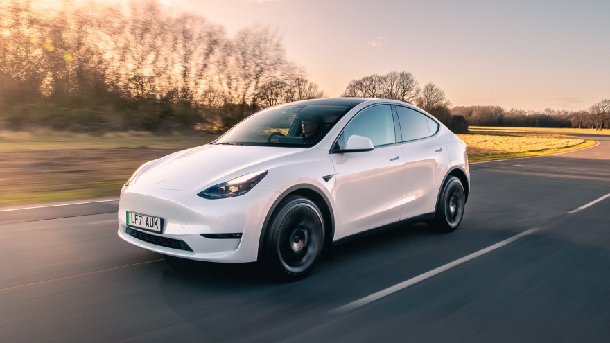 Chủ sở hữu Tesla bị mắc kẹt bên trong xe Model Y