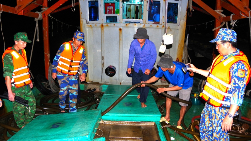 Bắt tàu chở 18.600 lít dầu lậu, Bộ đội Biên phòng Cà Mau được khen thưởng