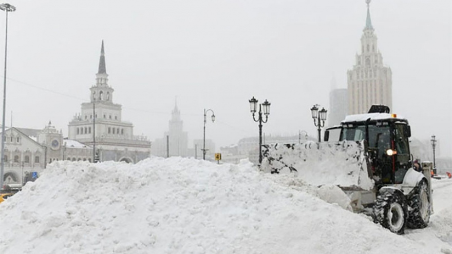 Tuyết rơi kỷ lục ở thủ đô Moscow (Nga), nhiều chuyến bay bị hủy bỏ