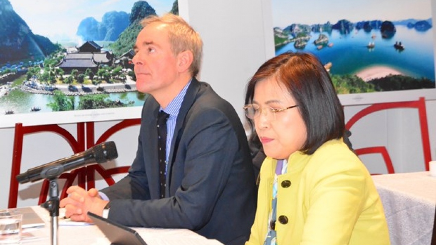 Vietnamese, int'l experts in Switzerland share experience in digital transformation