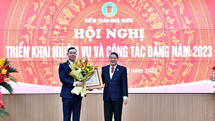 Trao tặng Huân chương Lao động hạng Nhất cho Tổng Kiểm toán Nhà nước Ngô Văn Tuấn 