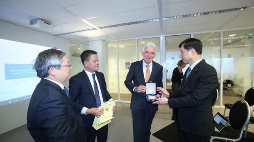 Vietnam, Netherlands share experience in data connection