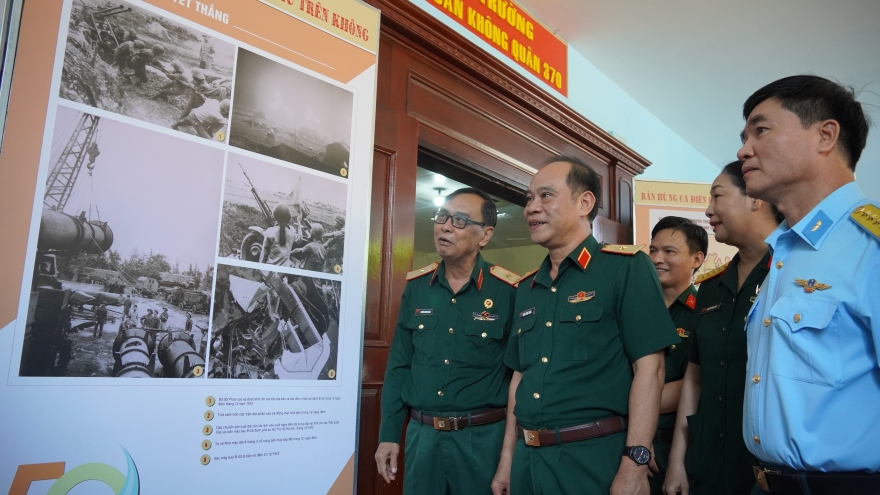 Triển lãm "Bản hùng ca Điện Biên Phủ trên không"