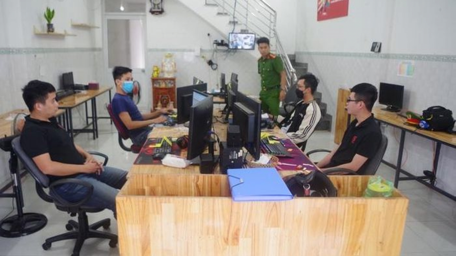 Khởi tố cặp vợ chồng làm giả 150 căn cước công dân