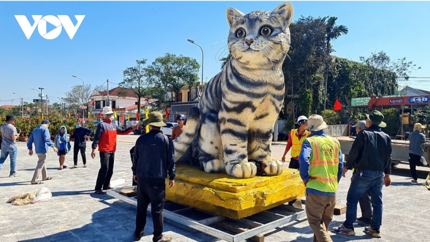 People keen on cat mascot ahead of Lunar New Year in Quang Tri