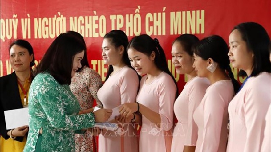 Aid presented to teachers of Lao-Vietnamese bilingual school