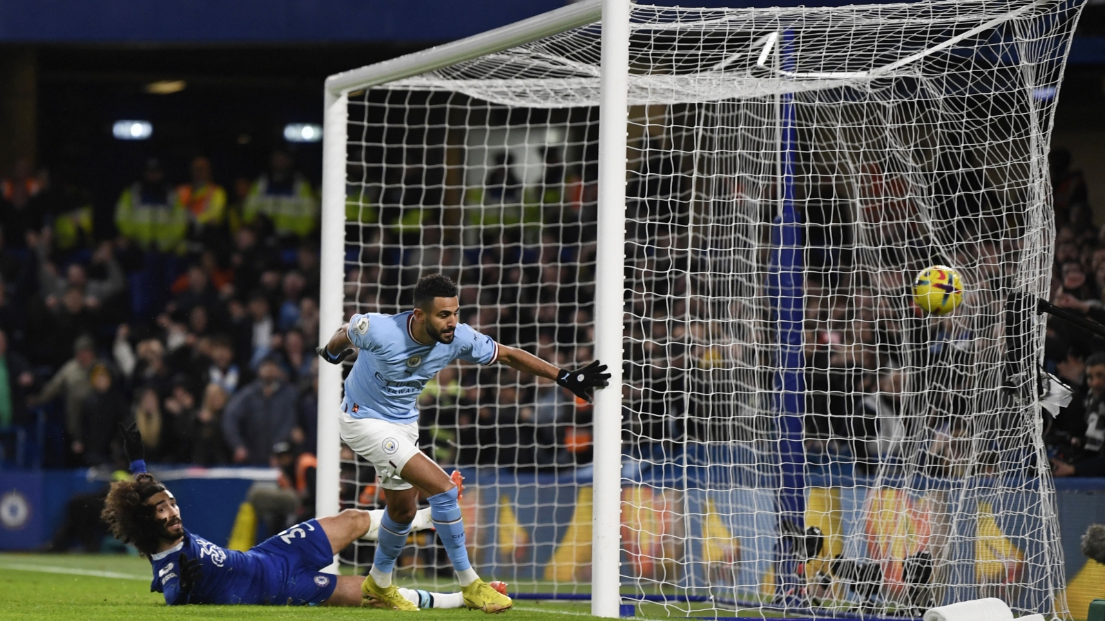 Đánh bại Chelsea, Man City tiếp tục đua vô địch Ngoại hạng Anh cùng Arsenal