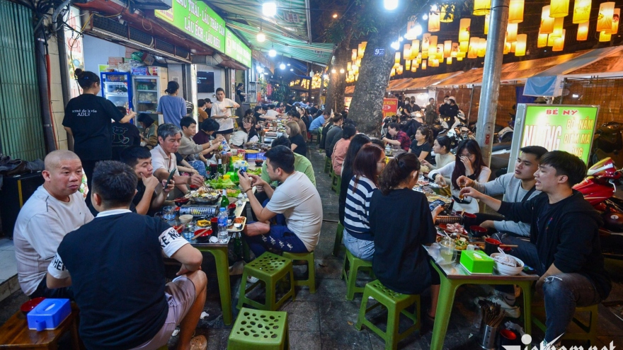 Các hàng quán ở Hà Nội đông kín khách ăn nhậu tất niên