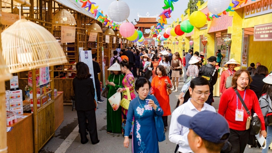 “Happy Tết” diệu kỳ trên đường hoa Home Hanoi Xuan 2023