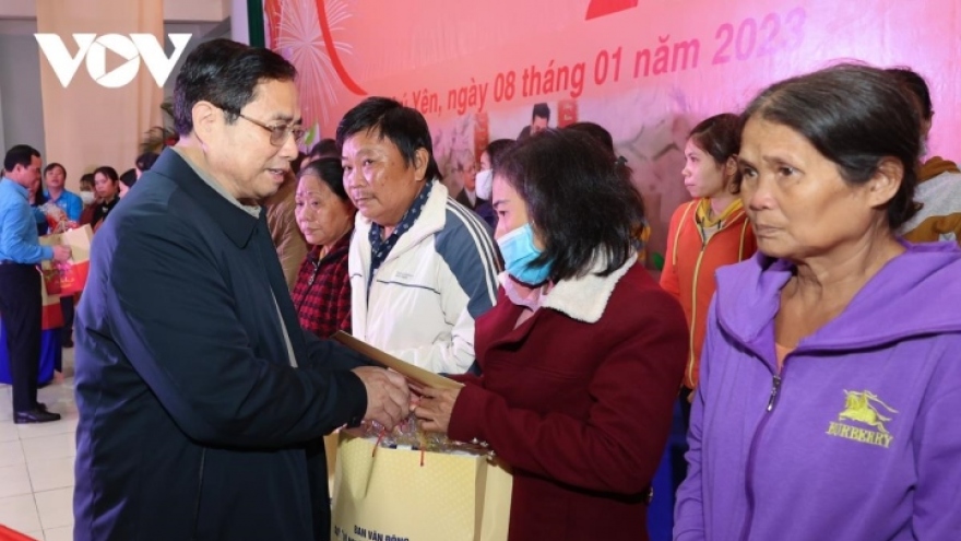 PM pays pre-Tet visit to Phu Yen, presents gifts to workers 