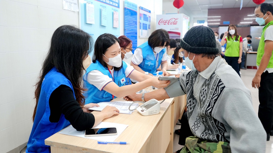 Quang Ngai residents receive free medical care from Korean doctors
