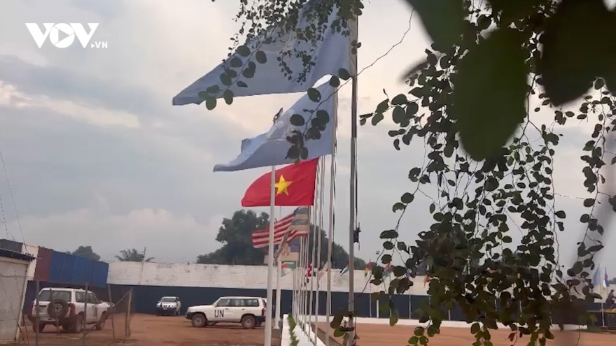 Xúc động ngắm Quốc kỳ Việt Nam tung bay ở Phái bộ Cộng hòa Trung Phi