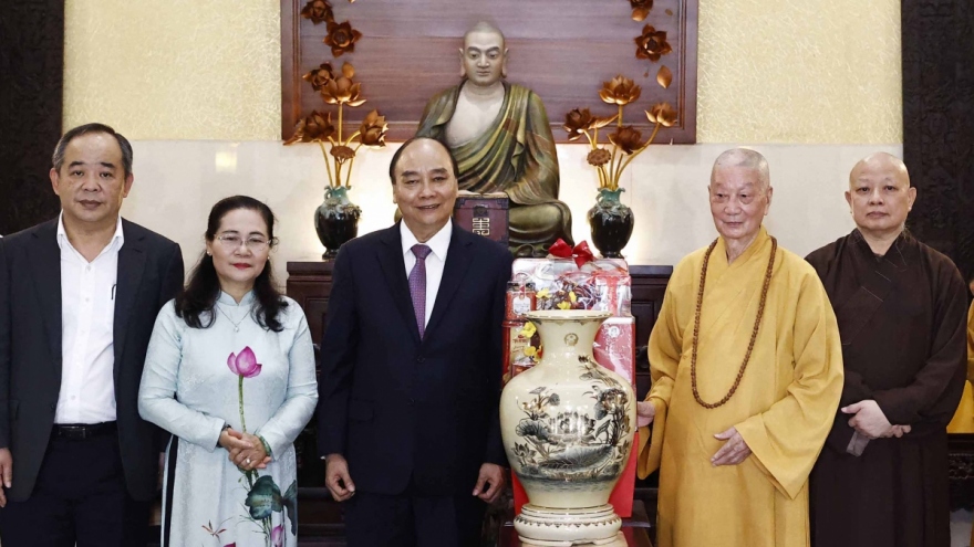 State President pays Tet visit to Vietnam Buddhist Sangha leader 
