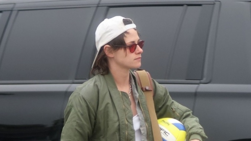 Kristen Stewart đội mũ ngược, diện đồ "cực ngầu" trở về nhà cùng bạn gái