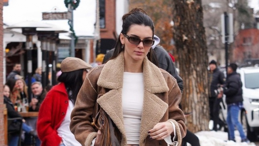 Kendall Jenner diện đồ sành điệu, khoe dáng chuẩn fashionista trên nền tuyết